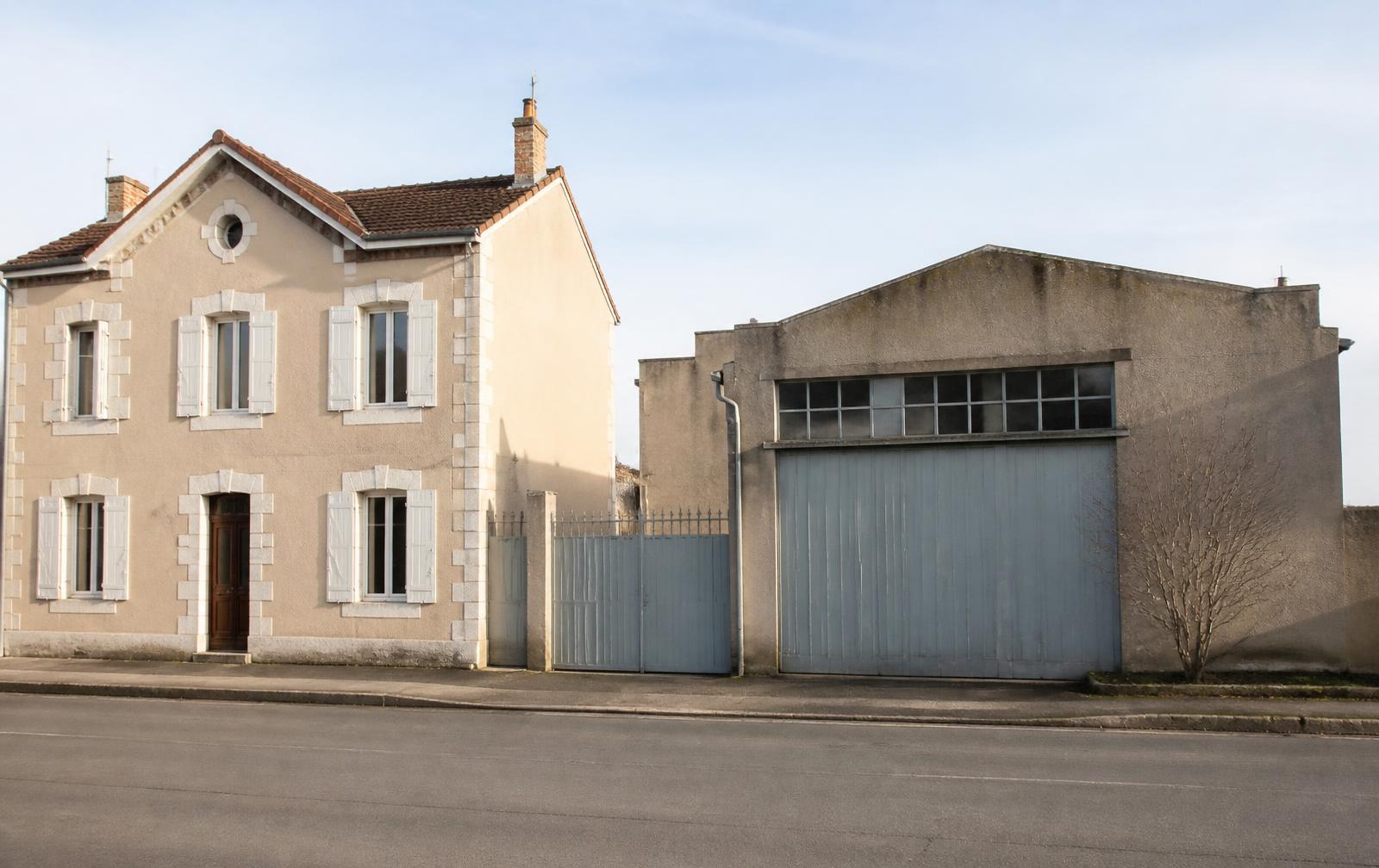 Maison de ville et bâtiment industriel à vendre dans une rue française
